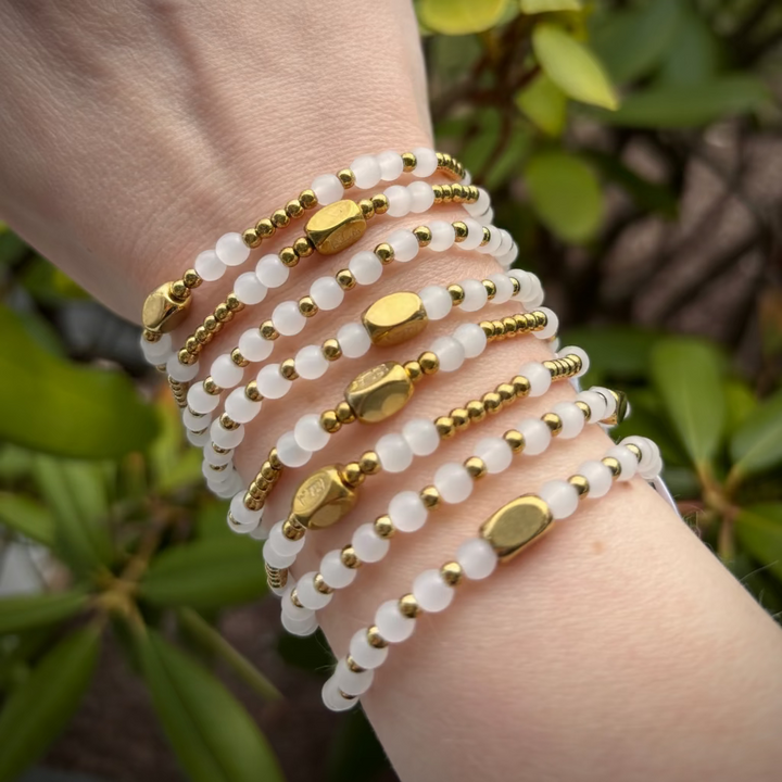 Isla Waterproof Scattered Seaglass Beaded Stretch Bracelet – White &amp; Gold, Tarnish-Free